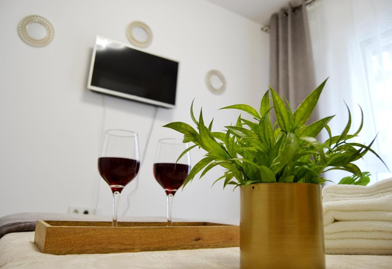 Sunshine - New & Quiet 1Br Apt, Business Area, Close To Airport, Highway A3, Subway ブカレスト エクステリア 写真
